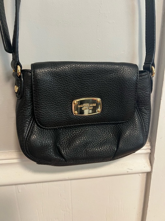 Michael Kors Handbags - Michael Kors Black Pebbled Leather Flap Crossbody with Gold Plaque